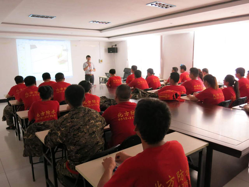 許經理給員工進行產品培訓